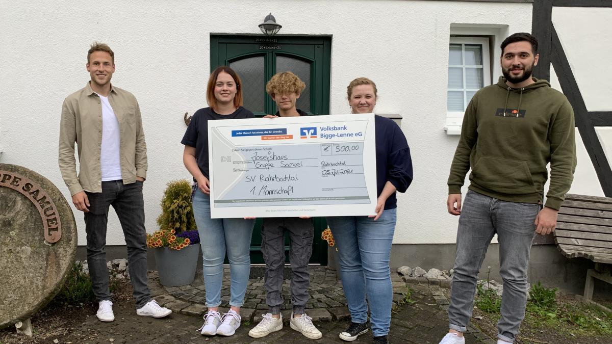 Freude in der Gruppe Samuel in Kruberg: (v.l.) v.l.: Jan Oberste-Dommes (SVR), Tabea Ludwig (stellv. Gruppenleiterin), Dustin, Ina Schelle (Gruppenleiterin) und Yllnor Seferi (SVR). von privat