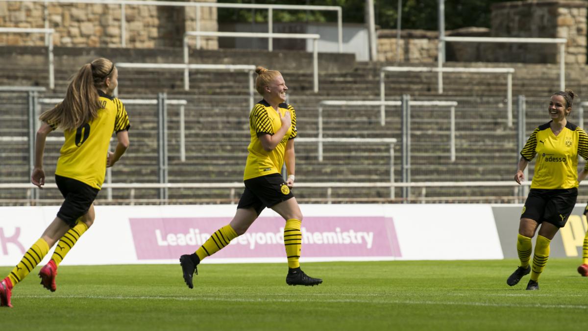 Ann-Katrin Lau (Mitte) aus Drolshagen konnte beim Auftaktspiel der Borussia-Damen gegen den TSV 1860 einen 3:1 Sieg feiern. Zudem gelang ihr der erste Treffer in der BVB Geschichte. von BVB/Mareen Meyer