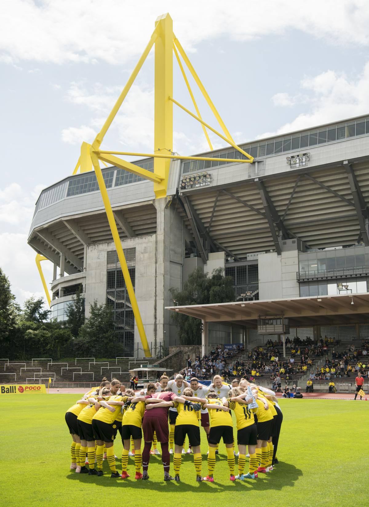 Das Spiel fand bei bestem Wetter im Dortmunder Stadion Rote Erde, in unmittelbarer Nähe des Signal Iduna Parks, statt. von BVB/Mareen Meyer