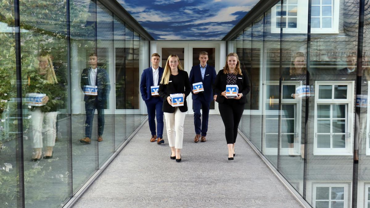 Der Ausbildungsjahrgang 2021 der Volksbank Bigge-Lenne: (von links) Elvedin Pjetrovic, Evelyn Bauer, Moritz Vonnahme und Paula Kersting. von Volksbank