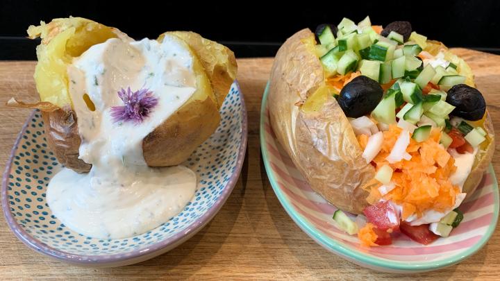 Das schmeckt nach Kirmes: links die traditionelle Ofenkartoffel mit Kräuterquarkfüllung, rechts...