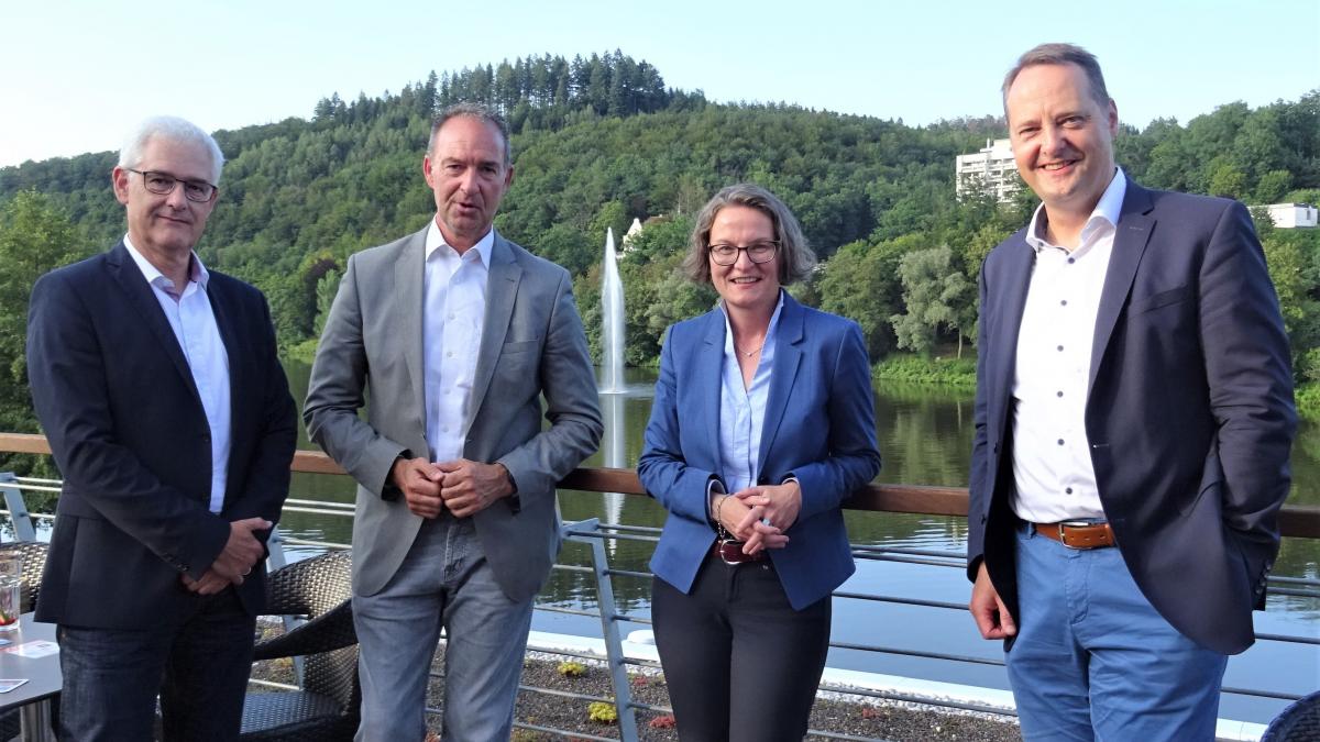 Markus Arens (Vorsitzender CDU Stadtverband Olpe), Landtagsabgeordneter Jochen Ritter, Ina Scharrenbach (Ministerin NRW) und Bürgermeister Peter Weber (von links). von Sigrid Mynar