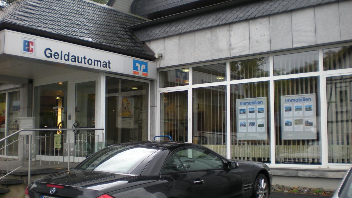 Der Geldautomat in Saalhausen ist wieder in Betrieb genommen worden. von Volksbank