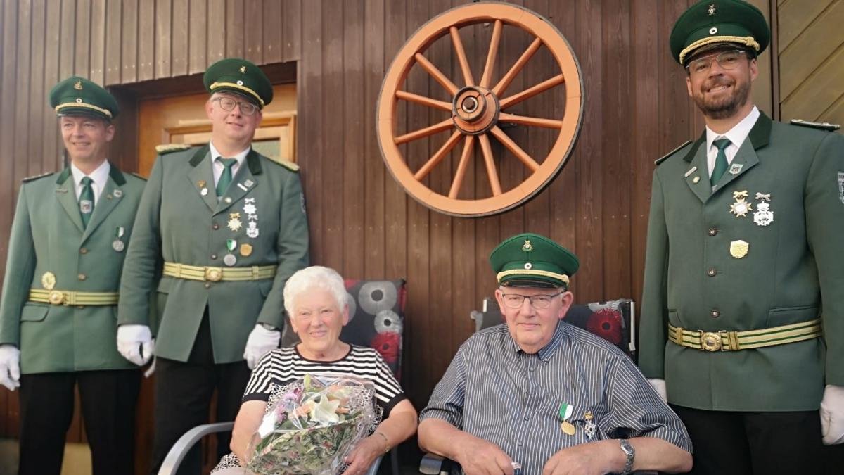 Der Vorstand der Schützenbruderschaft Dünschede ehrt das 60-jährige Jubelkönigspaar Werner und Rita König. von privat