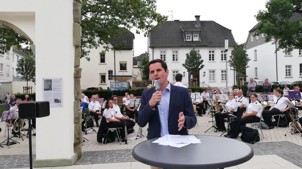 Bürgermeister Christian Pospischil eröffnete im offizielen und feierlichen Rahmen den Attendorner Rathaus- und Kloserplatz. von Adam Fox