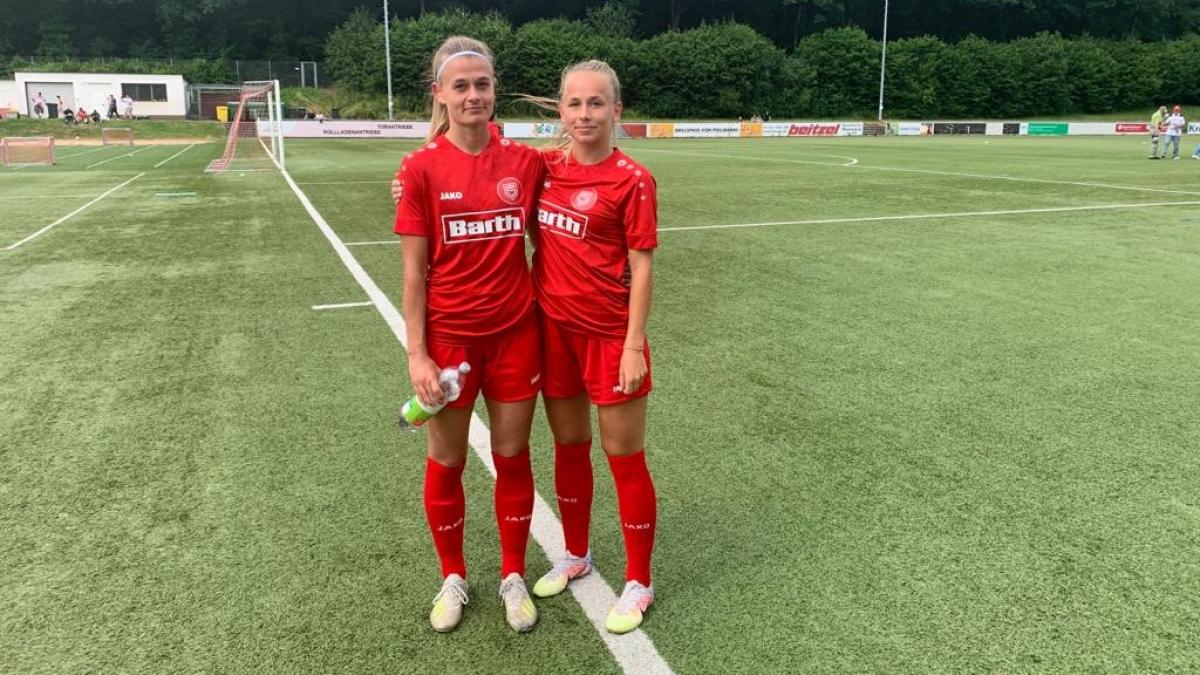 Paulina und Lotta Fernholz aus Wenden freuen sich auf das DFB-Pokalspiel gegen den TuS Immendorf. von privat