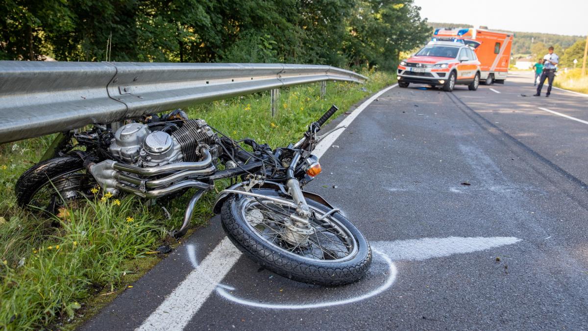 Zwischen dem Olper Ortsteil Altenkleusheim und dem nahegelegen Umspannwerk hat sich ein schwerer Verkehrsunfall ereignet. Der Motorradfahrer verstarb, der Pkw-Fahrer kam verletzt ins Krankenhaus. von Kai Osthoff