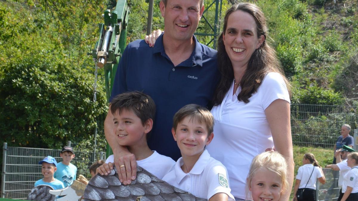 Das Rönkhauser Königspaar Christian und Claudia Hoppe, hier im Jahr 2019 mit seinen Kindern, Juri, Jannis und Mia (v.l.) verlängert seine Regentschaft um ein weiteres Jahr. von Nicole Voss