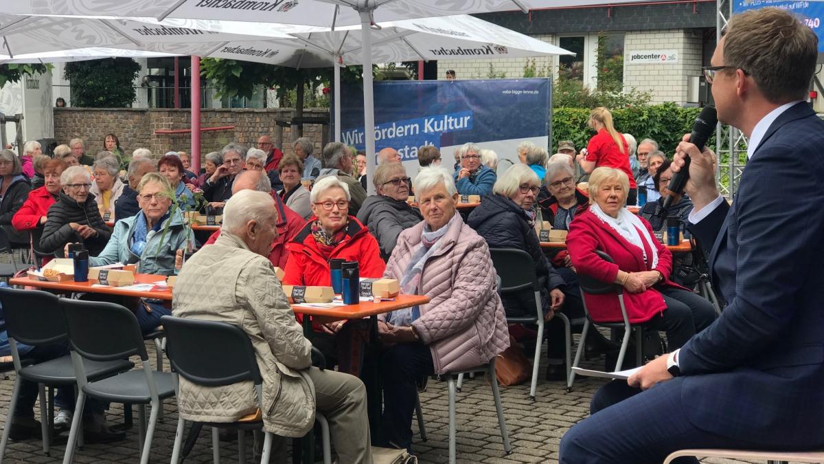 Erlebte seinen ersten Seniorennachmittag in Lennestadt: Bürgermeister Tobias Puspas begrüßte die Gäste und überreichte den beiden ältesten Besuchern einen Blumenstrauß. von Lorena Klein