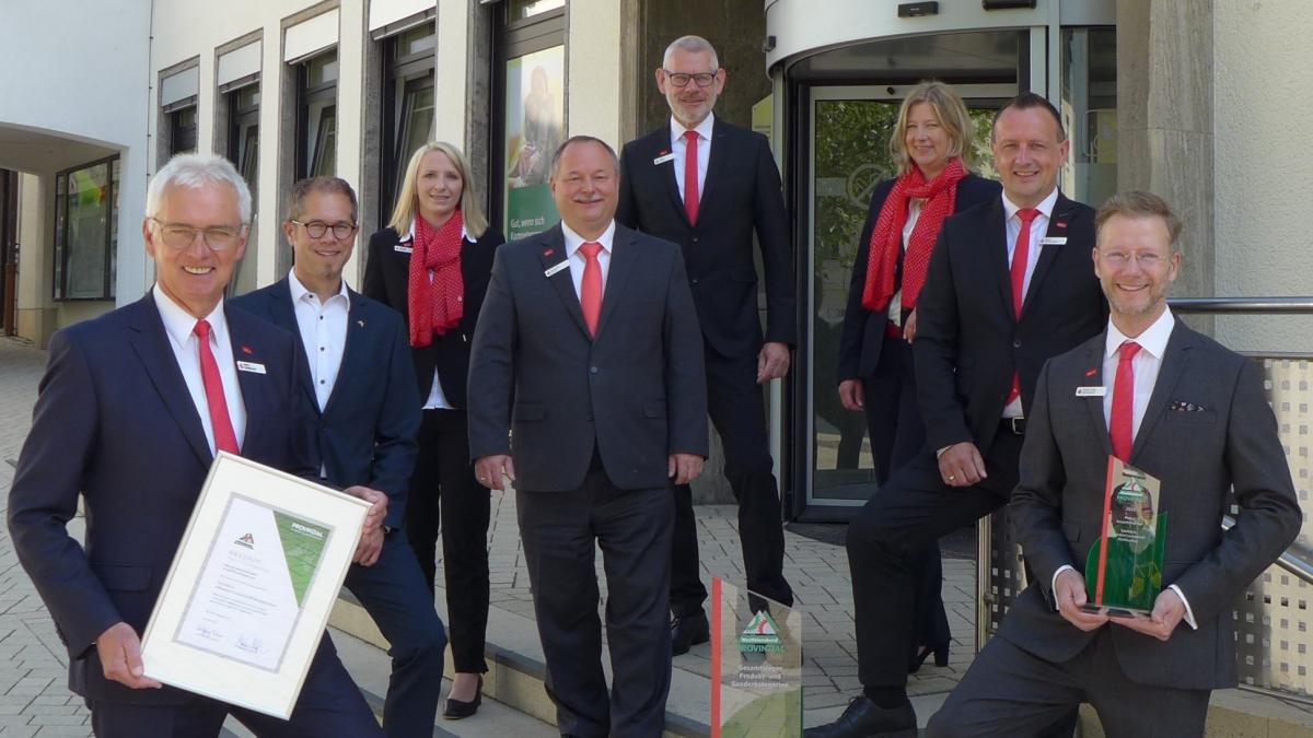 Der Vorstandsvorsitzende Heinz-Jörg Reichmann (rechts), das Vorstandsmitglied Bernd Schablowski (links), der Leiter der zuständigen Provinzial-Regionaldirektion Sebastian Sieler (2.v.l.) sowie einige Sparkassen-Mitarbeiter. von Sparkasse