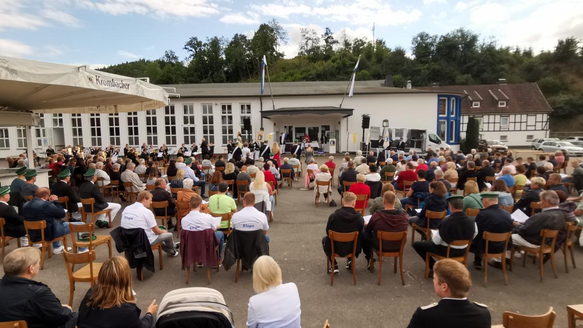 Das Platzkonzert beim „Ersatz-Schützenfest“ in Elspe war gut besucht. von privat