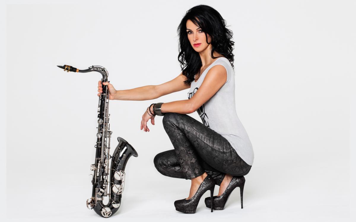Angela Puxi spielt am Saxofon. von privat
