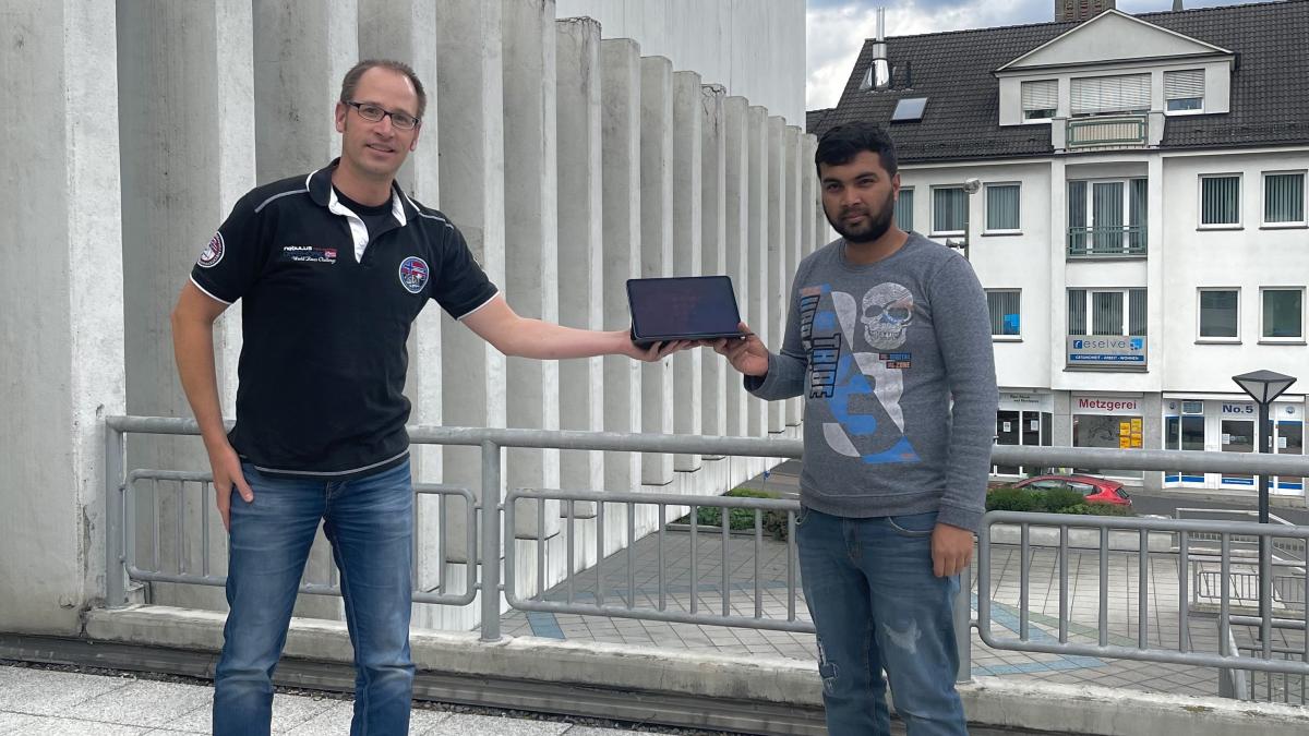 Das Ratsmitglied Marco Kieserling (links) hat eines seiner iPads gespendet. von Stadt Olpe