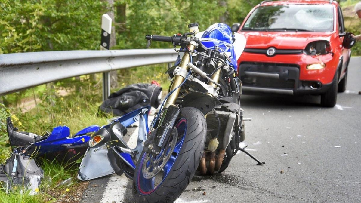 Bei einem Frontalzusammenstoß auf der L 553 bei Oberhundem ist am Samstag, 21. August, ein Motorradfahrer schwer verletzt worden. von Nils Dinkel