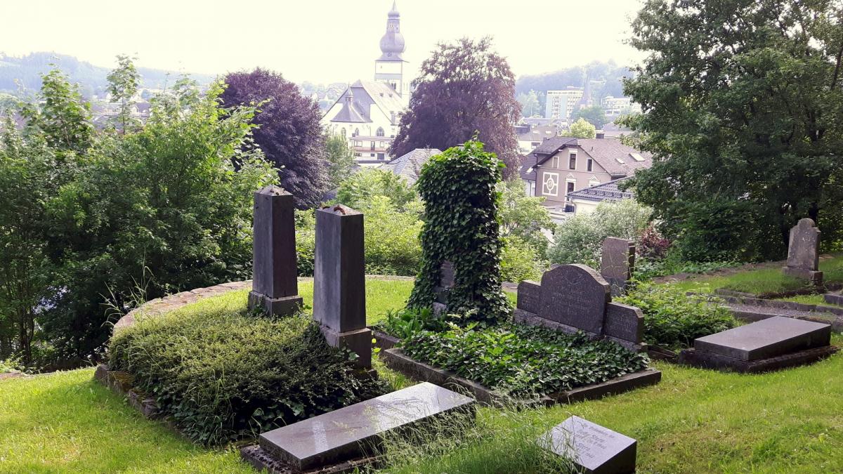 Die Initiative „Jüdisch in Attendorn“ lädt für Sonntag, 5. September 2021, zu einem öffentlichen Rundgang über den Jüdischen Friedhof in Attendorn ein. von David Hövelmann, Artwork Hövelmann