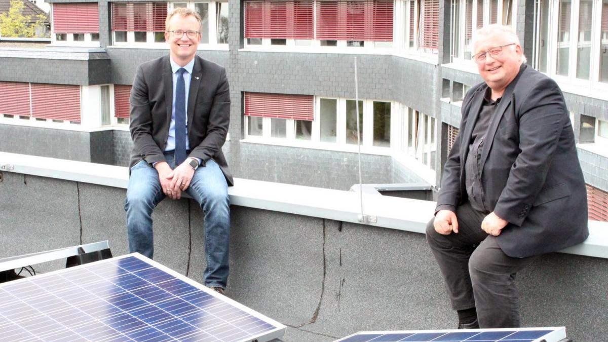 Bürgermeister Tobias Puspas (links) und Martin Rabe, Klimamanager der Stadt Lennestadt, sind mehr als zufrieden: 19 Anträge für Photovoltaik konnten berücksichtigt werden. von privat