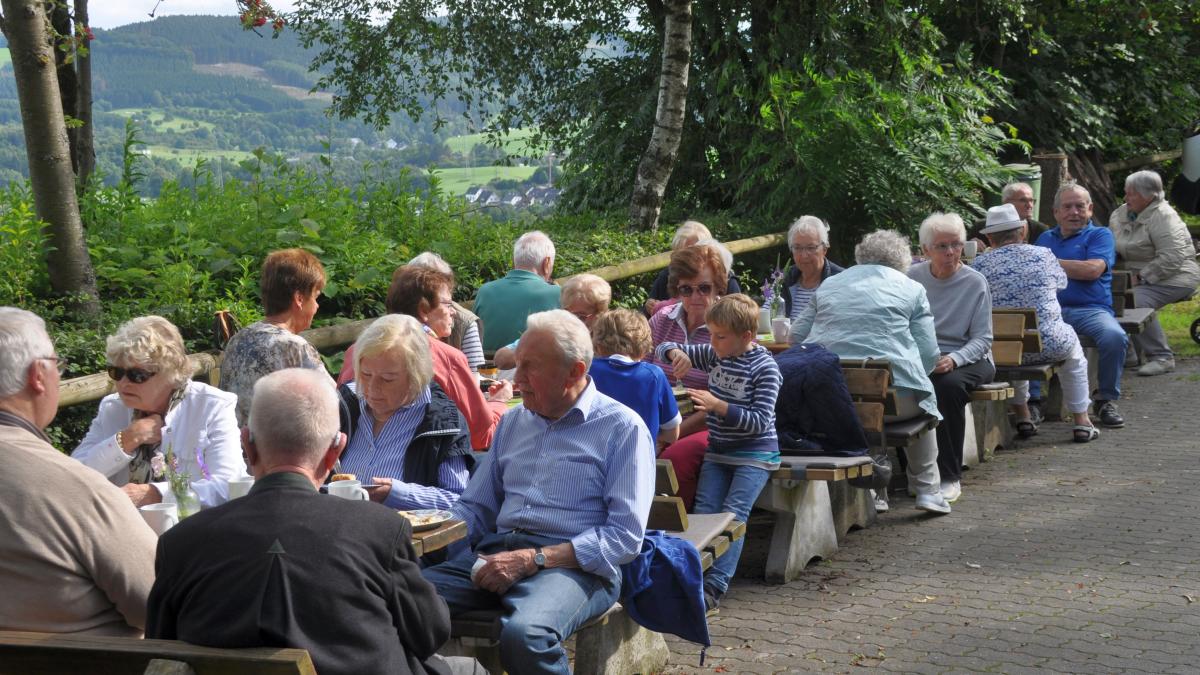 Fast 60 Senioren nahmen an der ersten Sommerwanderung der CDU-Senioren Union Attendorn nach 18 Monaten teil. von Karl-Hermann Ernst