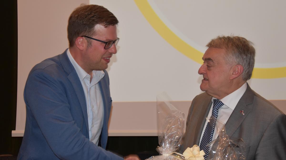 CDU-Bundestagskandidat Florian Müller (l.) bedankt sich bei NRW-Innenminister Herbert Reul. von Nicole Voss