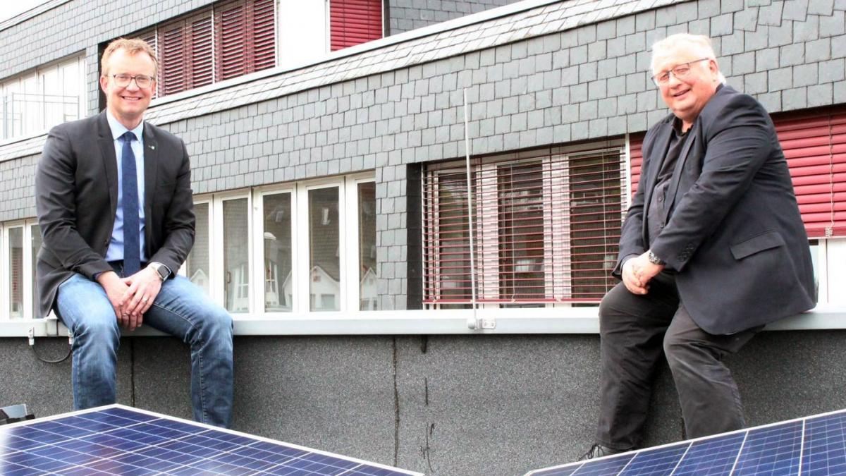 Klimamanager Martin Rabe (r.) und Bürgermeister Tobias Puspas freuen sich auf viele Anträge. von Stadt Lennestadt