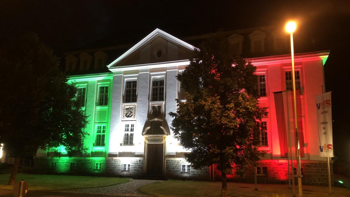 Das Kreishaus in Olpe leuchtet zum 75. Geburtstag des Landes NRW Grün-Weiß-Rot. von Kreis Olpe
