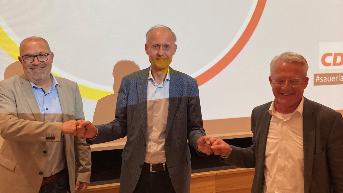 Nach seiner Wahl gratulieren Klaus Klapheck (Mitte) und Michael Färber (re.) Achim Henkel (li.) zu dessen Wahl zum KPV-Kreisvorsitzenden. von privat