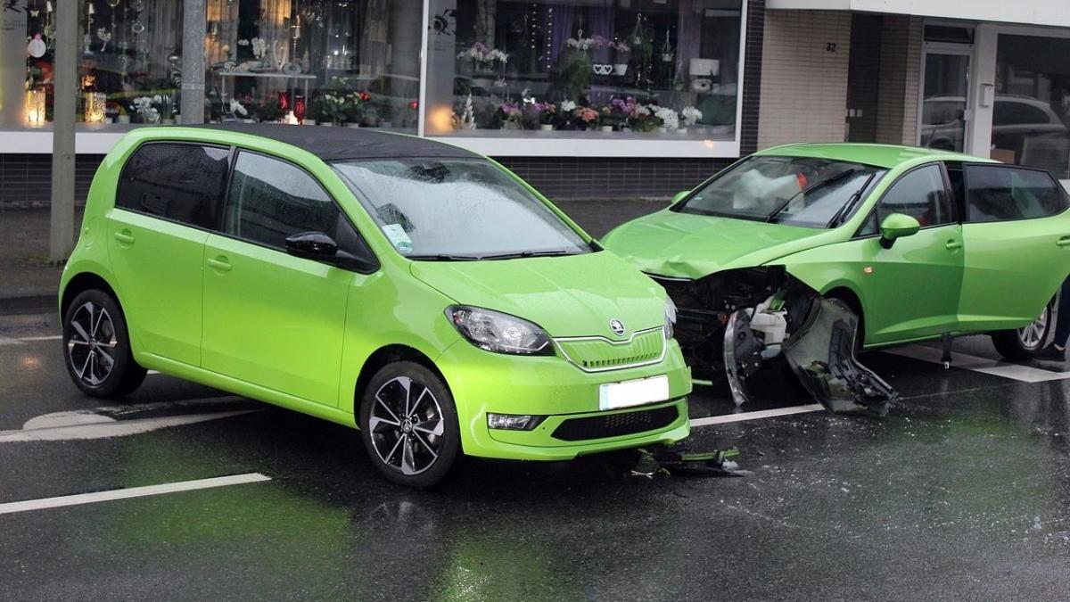 Die an dem Unfall in Meggen beteiligten Autos. von Polizei Olpe