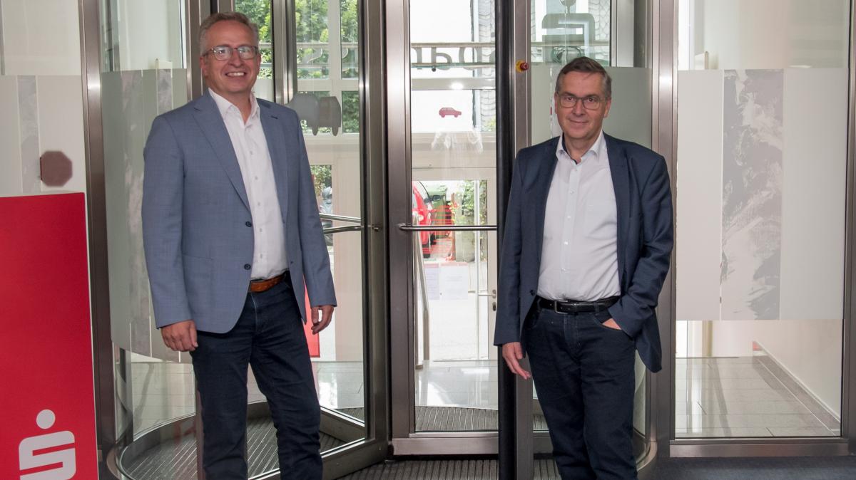 Bei der Sparkasse Olpe hat Thorsten Bender (links) die Nachfolge von Martin Junge als Experte für Baufinanzierungen angetreten. von Sparkasse ODW