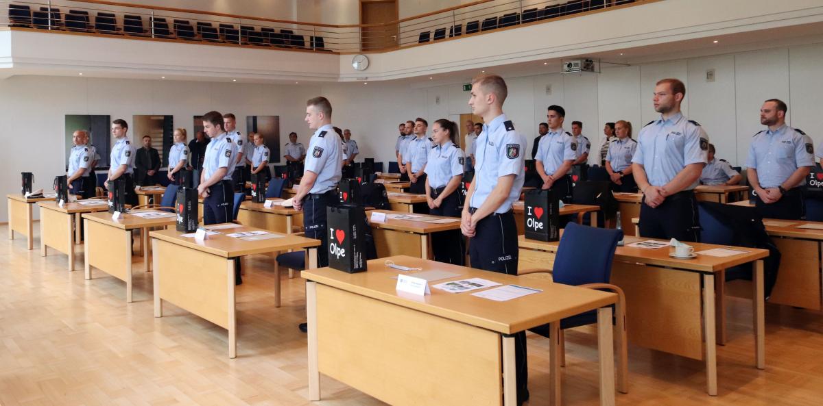 Die Absolventen legten ihren Amtseid ab. von Kreispolizeibehörde Olpe
