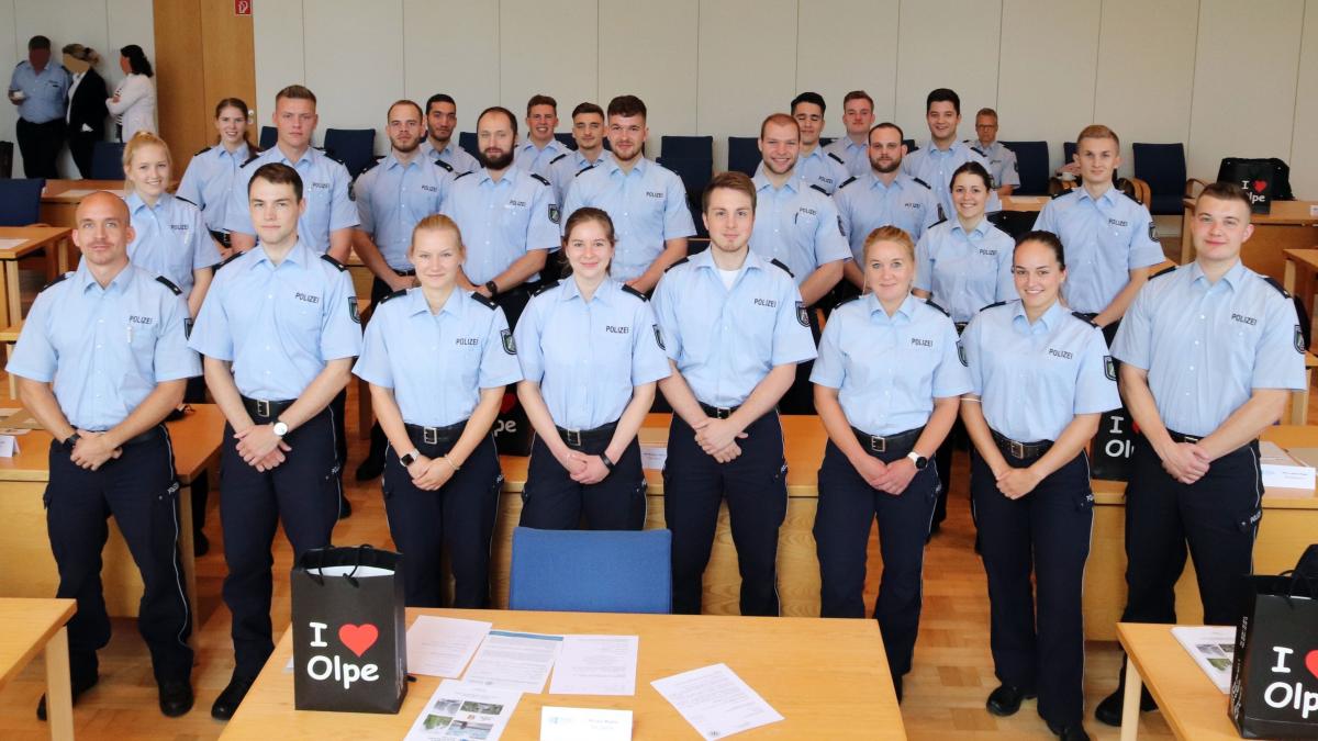 28 Polizisten verstärken ab jetzt die Kreispolizeibehörde Olpe. von Kreispolizeibehörde Olpe