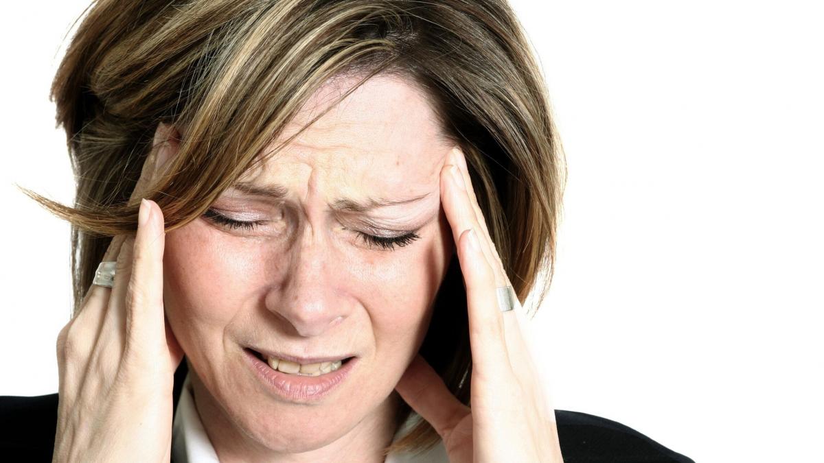 Symbolfoto: Kopfschmerzen können den Alltag von Betroffenen schwer belasten. von AOK/hfr.