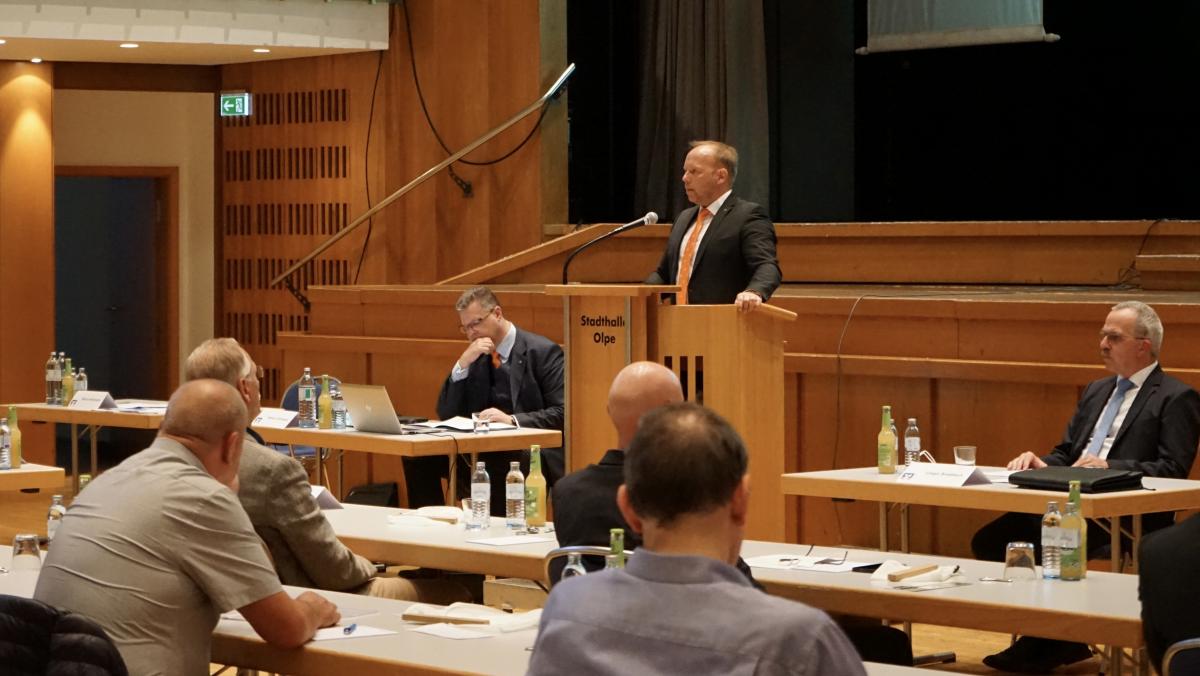 Marco Heinemann berichtete in der Vertreterversammlung der Volksbank  über ein herausforderndes Geschäftsjahr 2020. von Volksbank OWD