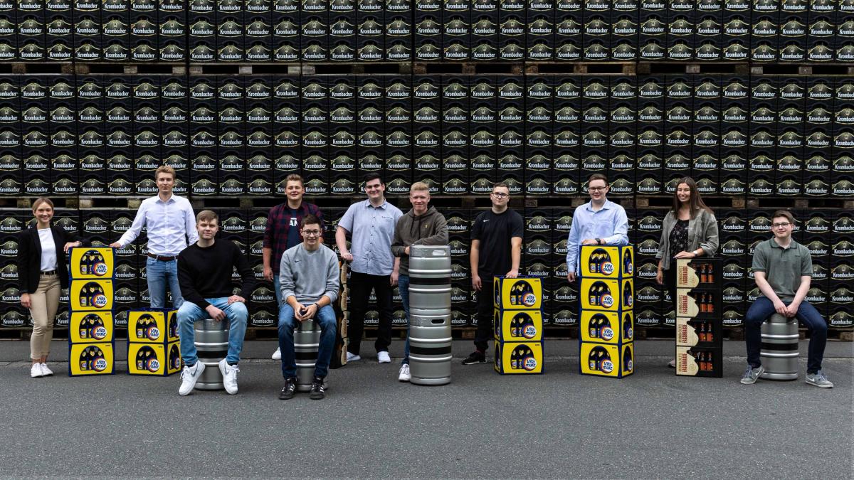 Aufregender Start ins Berufsleben: Zehn der neuen Auszubildenden mit Ausbildungsleiterin Sina Bügeler (links). von Krombacher Brauerei