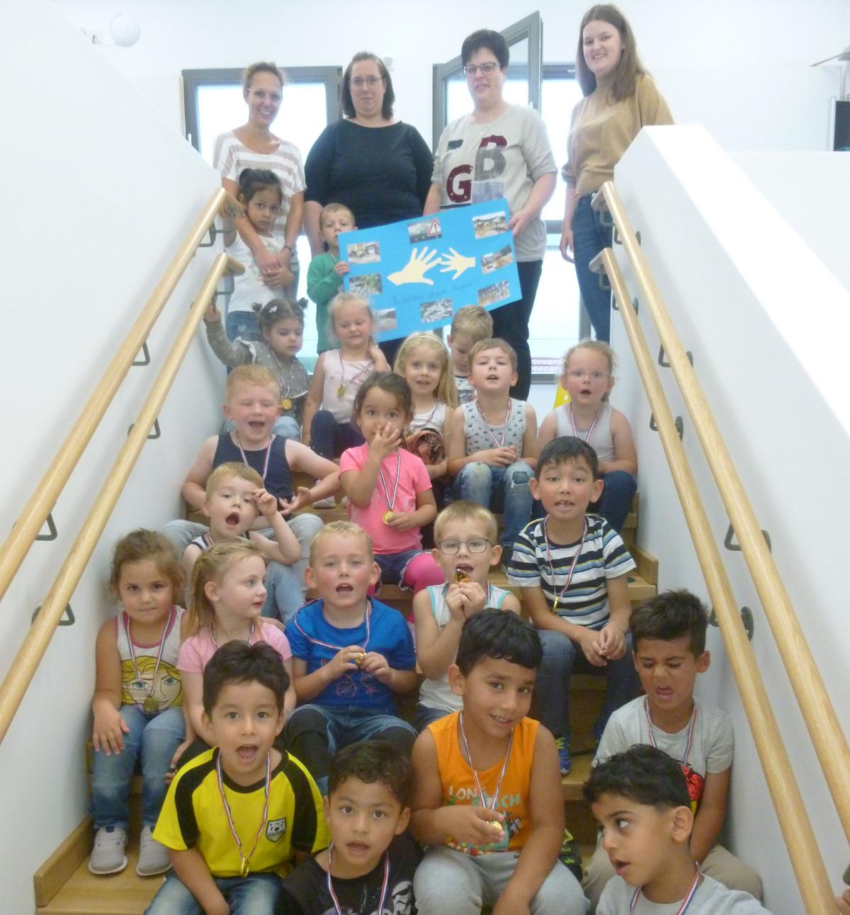 Die Kinder können stolz sein auf ihre Leistung: Mit dem Geld unterstützt der Kindergarten die Aktion „Lennestadt hilft“. von privat