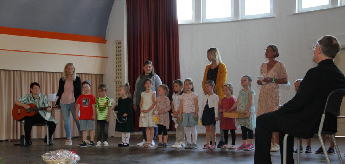 Mit Gesang und Geschenken nahmen die Kinder des St.-Marien-Kindergartens Altenhundem Abschied von Pastor Christoph Gundermann. von Kerstin Sauer