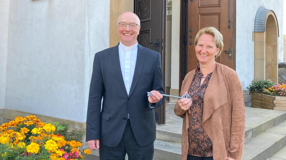 Claudia Belke und Pfarrer Raimund Kinold bei der offiziellen Einführung Belkes in das Amt der Verwaltungsleiterin des Pastoralverbundes Bigge-Lenne-Fretter-Tal. von privat