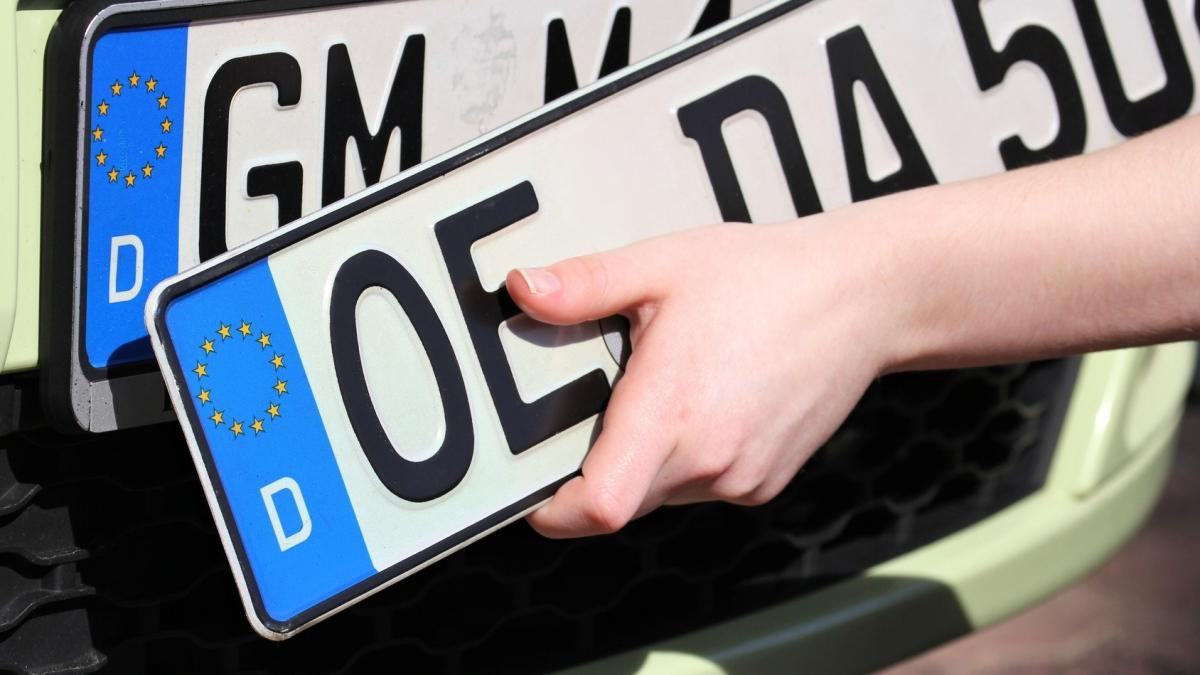 Kennzeichen von mehreren Fahrzeugen wurden in Finnentrop gestohlen. von B. Wylezich / Fotolia