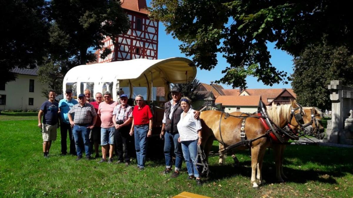 Die Olper Kegelclub-Mitglieder unternahmen auch eine Planwagenfahrt mit „Kutscher Fritz“. von privat