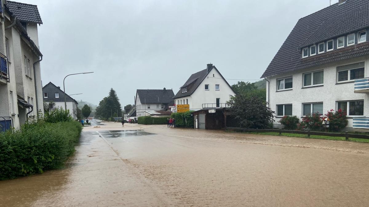 Das Unwetter im Juli hat auch in Lennestadt deutliche Schäden hinterlassen. Durch die Aktion „Lennestadt hilft“ konnten zahlreiche Spenden für die Betroffen des Hochwassers gesammelt werden. von Feuerwehr Lennestadt