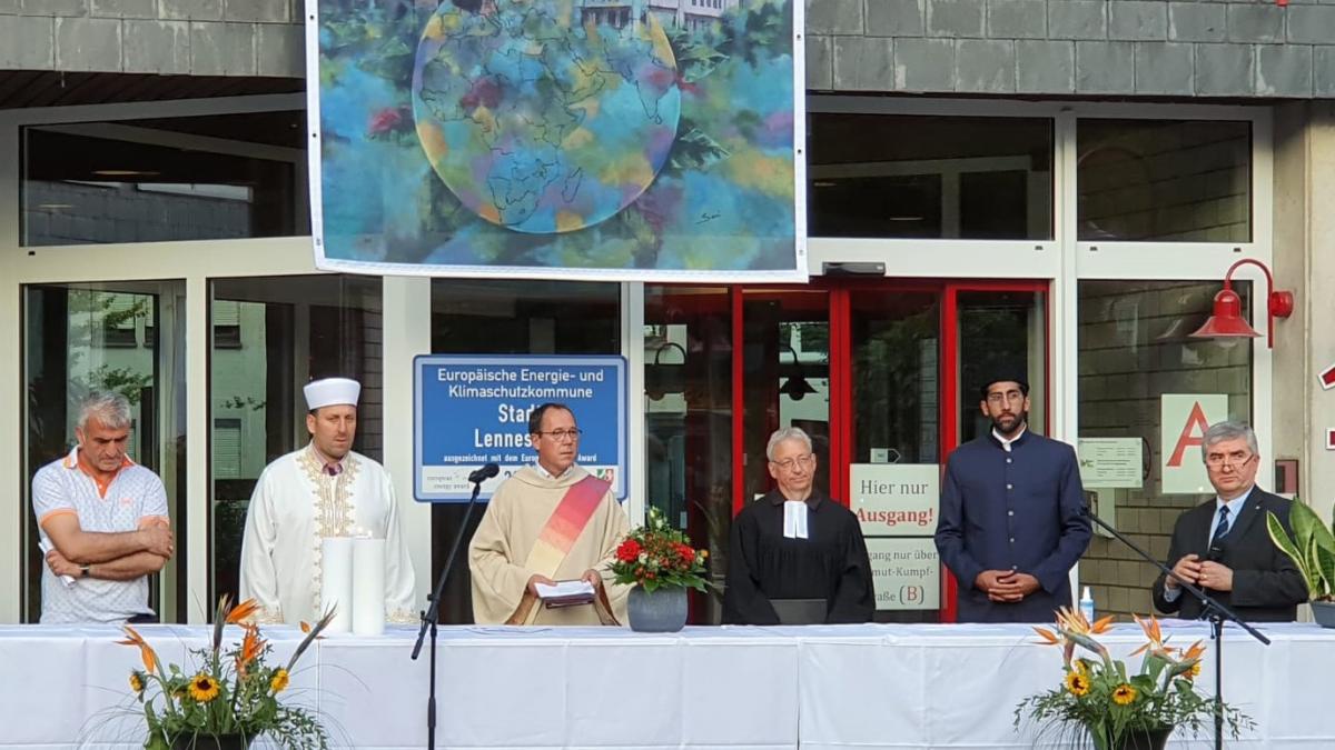Auch in diesem Jahr bitten Geistliche verschiedener Religionen auf dem Rathausplatz um Frieden von Stadt Lennestadt