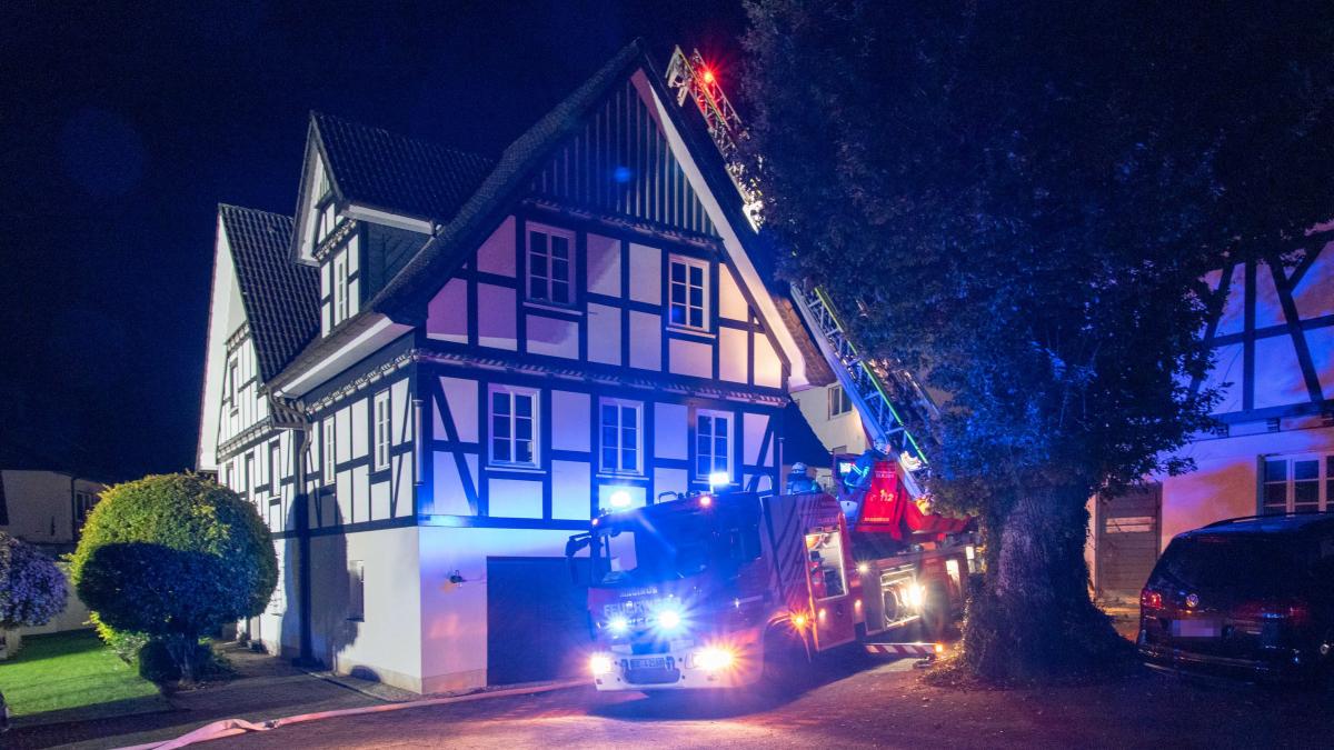 Die Feuerwehr brachte einen Wohnhausbrand in Helden am Donnerstagabend, 9. September, schnell unter Kontrolle. von Nils Dinkel