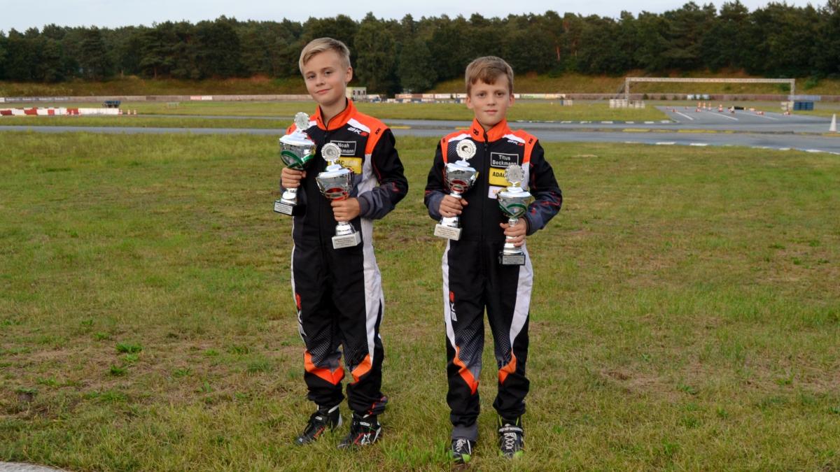 Noah und Titus Beckmann sind sehr zufrieden mit ihren Ergebnissen beim ADAC Kart Youngster Cup in Harsewinkel. von privat