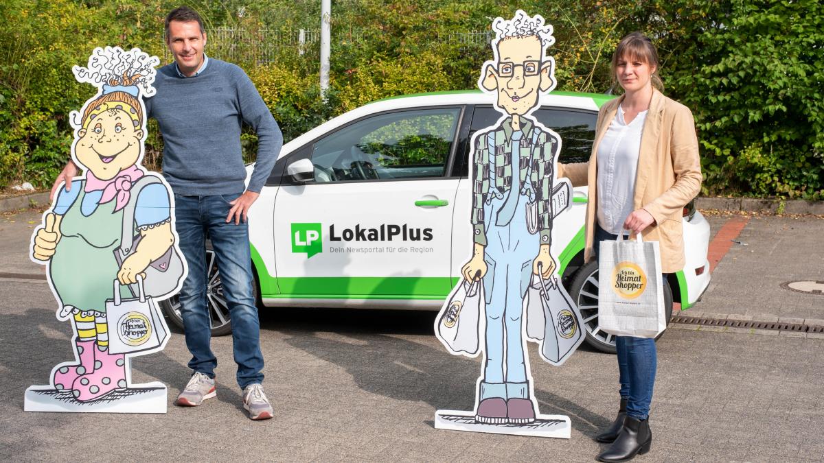 LokalPlus-Geschäftsführer Christof Sieler mit Ann Katrin Hentschel von der IHK Siegen mit den beiden Comicfiguren Biggi und Siggi. von Nils Dinkel