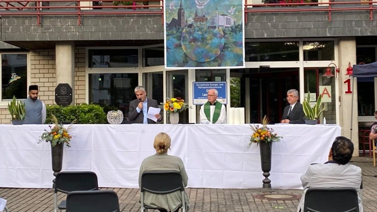 Das traditionelle Friedensgebet fand jetzt auf dem Altenhundemer Rathausplatz statt. von Stadt Lennestadt