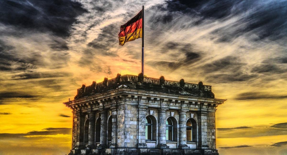 Deutschlandfahne auf dem Reichstagsgebäude. von pixabay.com