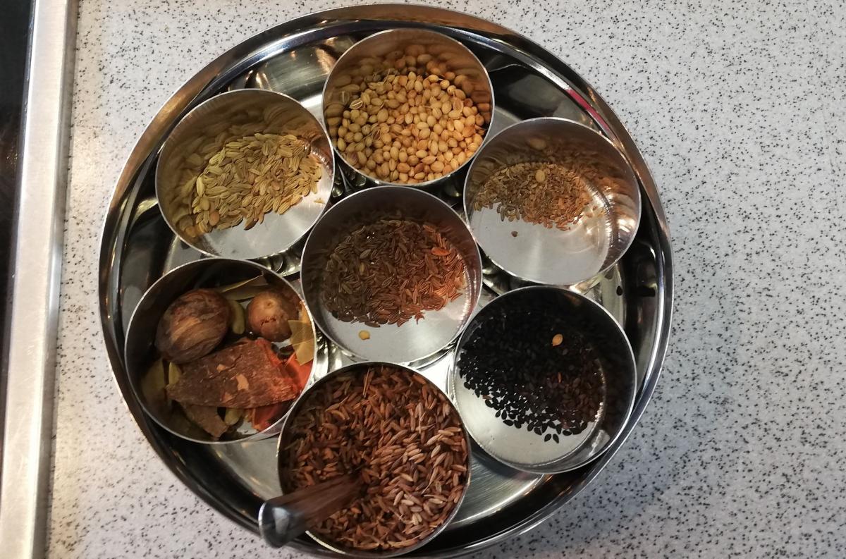 Nur eine kleine Auswahl an Gewürzen, die Shanthi Kost in ihrem Essen verwendet. Bestimmte Gewürze, wie zum Beispiel Fenchel oder Kümmel, müssen erst gemahlen werden. von Adam Fox