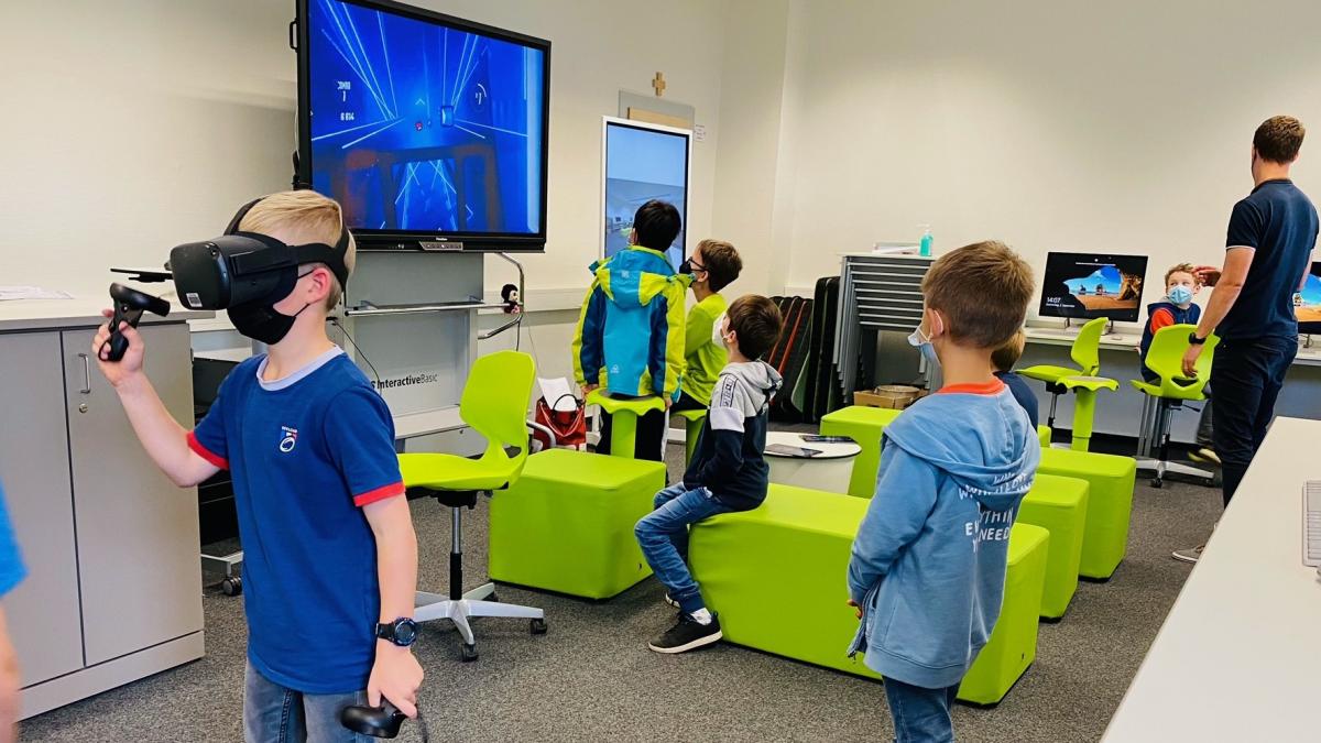 Im digitalen Lernzentrum der St.-Franziskus-Schule hat die Virtual Reality AG hervorragende Bedingungen, um die eigene Schule durch die virtuelle Brille zu sehen. von privat