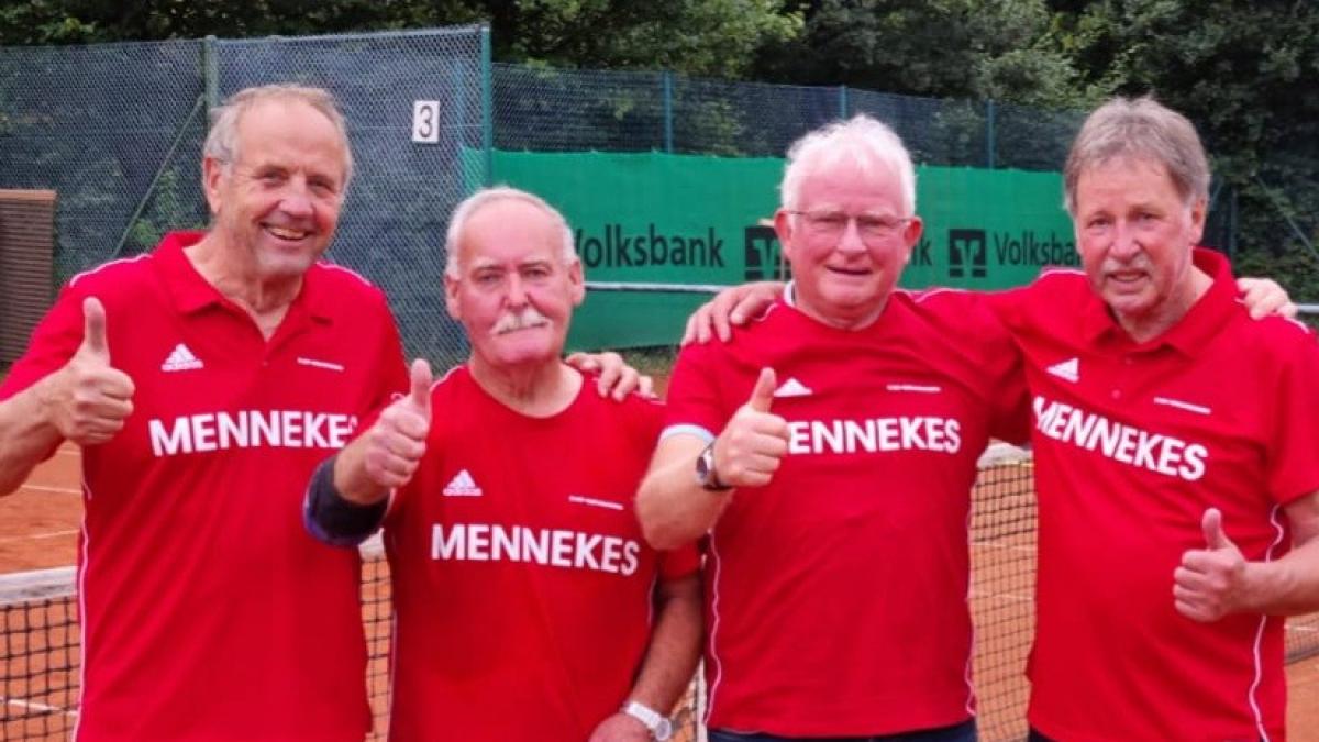 Reinhard „Max“ Thiedemann, Kurt Bernhardt, Ulli Hansel und Günter Dinkel (von links) freuten sich über den Aufstieg. von privat