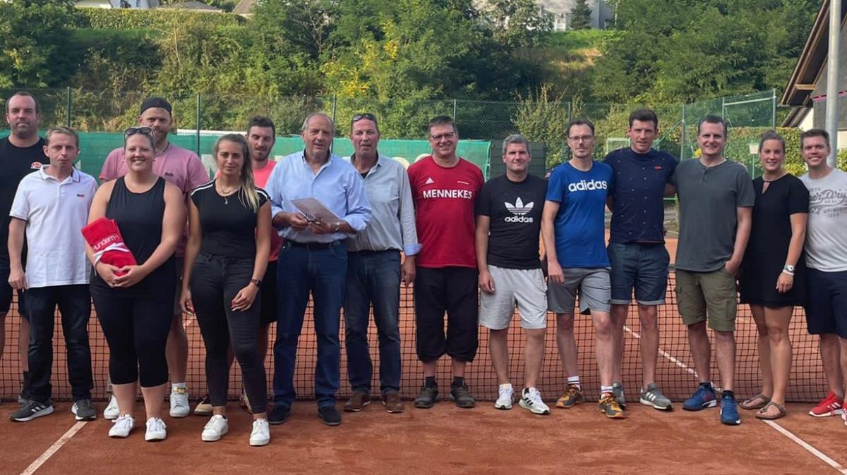 Nach der Siegerehrung des Hundem-Lenne-Cups stellten sich die Tennissportler zum Gruppenfoto auf. von privat