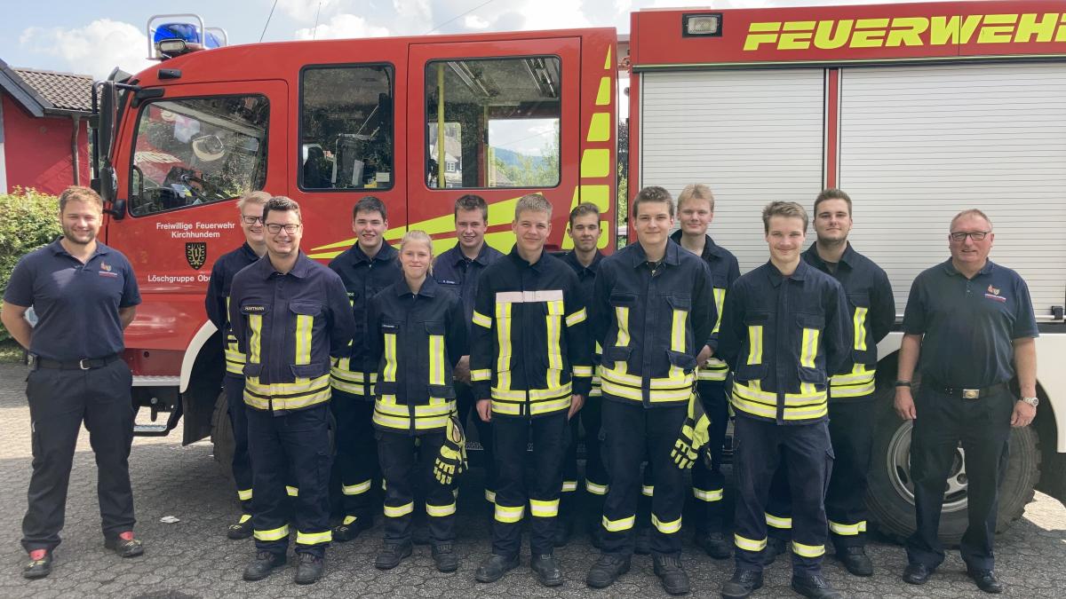 Die Lehrgangsteilnehmer zusammen mit Ausbilder Felix Wurm und dem Leiter der Feuerwehr Klaus Happe. von Feuerwehr Kirchhundem