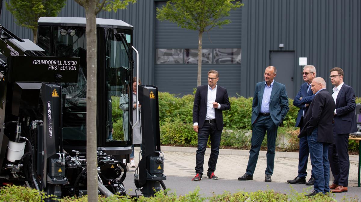 Die CDU-Bundestagskandidaten Friedrich Merz (2. von links) und Florian Müller (rechts) besuchten das Unternehmen Tracto. von Tracto